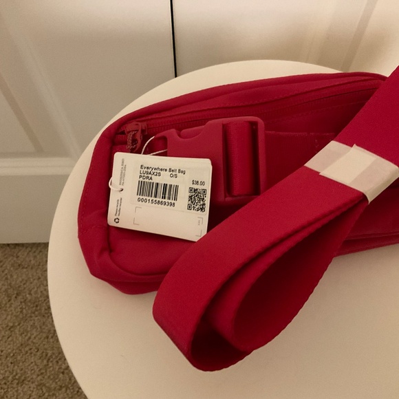 Lululemon Everywhere Belt Bag 1L, NWT - Picture 3 of 3
